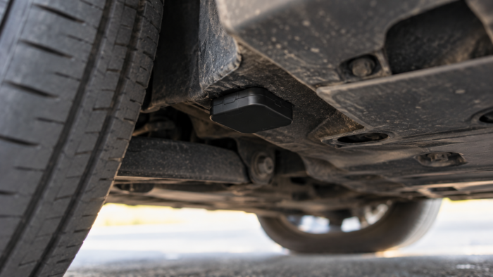 Los localizadores GPS son cada vez más pequeños, económicos y fáciles de instalar. Algunos apenas ocupan unos centímetros y pueden colocarse en un vehículo en cuestión de segundos, sin necesidad de realizar modificaciones visibles. Aunque estos dispositivos tienen usos legítimos, como recuperar un coche robado o gestionar una flota de vehículos, también pueden utilizarse para seguir los desplazamientos de una persona sin su conocimiento. - ¿Lleva tu coche un localizador GPS? Cuándo revisarlo y qué dice la ley ¿Lleva tu coche un localizador GPS? Cuándo revisarlo y qué dice la ley - cHVibHMzNTI3NzFvcmRlcmltZ3NlbGZzZXJ2aWNl